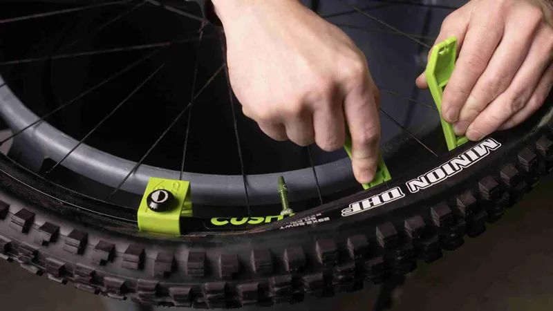 CushCore Bead Bro Tubeless Tyre Tool - Green-4