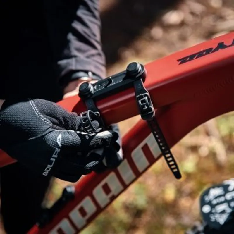 Fidlock TWIST Bottle With Uni Base - Translucent Black-4